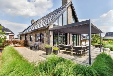 Pergola w niewielkim, miejskim ogródku? Postaw na MB-OPENSKY 120 od Aluprof