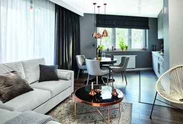 miedziane dodatki w salonie