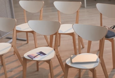 Lekkie krzesła do wnętrz i na zewnątrz – uniwersalne meble w domowej przestrzeni