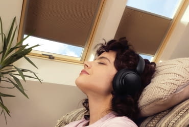 Kupując roletę do okna dachowego wybierzmy produkt oryginalny, od tego samego producenta u którego kupiliśmy okno dachowe. Montując dodatek tej samej marki nie stracimy gwarancji na okno dachowe.