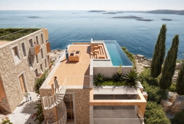 Apartamentowce w miasteczku Orebić. Proj. BXB studio