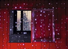 Odświętne oświetlenie ogrodu. W świąteczny wieczór nawet najskromniejsza elewacja domu może wyglądać niezwykle okazale. Wystarczy ją przesłonić świetlną kurtyną Red wall and window