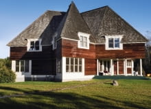 Dom stoi wśród łąk i gęstych lasów Hudson Valley. Marina, która najchętniej spędza czas w ogrodzie albo na zadaszonym ganku, w ulubionym błękitnym fotelu z lokalnego sklepu z antykami, pokochała tutejszą przyrodę i ciszę. - Pewnego razu jeleń dotarł prawie pod drzwi - opowiada. Innych gości artystka przyjmuje niechętnie. Ci, którzy ją odwiedzają, muszą respektować zasadę: zostań nie dłużej niż trzy dni. Dom stoi wśród łąk i gęstych lasów Hudson Valley. Marina, która najchętniej spędza czas w ogrodzie albo na zadaszonym ganku, w ulubionym błękitnym fotelu z lokalnego sklepu z antykami, pokochała tutejszą przyrodę i ciszę. - Pewnego razu jeleń dotarł prawie pod drzwi - opowiada. Innych gości artystka przyjmuje niechętnie. Ci, którzy ją odwiedzają, muszą respektować zasadę: zostań nie dłużej niż trzy dni.