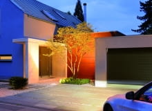 Okna, drzwi i brama garażowa - tedy złodziej może dostać się do domu, więc zadbajmy o to, by wybrana stolarka mu to utrudniała Stolarka, która zniechęci złodzieja