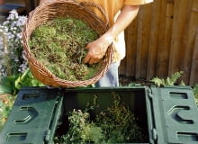 Kompost. Żeby trawa nie zbijała się i nie zagniwała warto ją przemieszać z wiórami, glebą lub drobnymi gałązkami ONE TIME USE ONLY DO JEDNOKROTNEJ PUBLIKACJI OGROD KOMPOSTOWNIK NAWOZ FOT. NEUDORFF PUBLIKACJA KWIETNIK NR 6 (150) - 6 2007