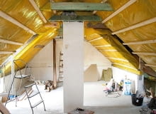 Do ocieplenia poddasza warto zastosować grubą warstwę wełny mineralnej. Dzięki temu wnętrza nie będą się nadmiernie nagrzewały latem i wychładzały zimą