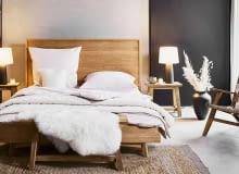 Symetria tworzy spójne i bardziej uporządkowane wnętrze. Jeśli takie właśnie lubisz, ustaw dwie identyczne lampy po obu stronach łóżka. Symetria tworzy spójne i bardziej uporządkowane wnętrze. Jeśli takie właśnie lubisz, ustaw dwie identyczne lampy po obu stronach łóżka.