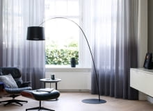 Modne są teraz jednokolorowe zasłony w neutralnych odcieniach jak biele i szarości.