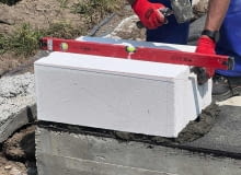 Współcześnie produkowane elementy murowe mają bardzo wysoką dokładność wymiarową, co sprzyja precyzyjnemu stawianiu ścian. By wykorzystać te cechy materiału, konieczne jest dokładne wypoziomowanie pierwszej warstwy muru. Podpowiadamy, jak można to zrobić stosując nieco inną technikę wykonania niż to jest zazwyczaj praktykowane. Współcześnie produkowane elementy murowe mają bardzo wysoką dokładność wymiarową, co sprzyja precyzyjnemu stawianiu ścian. By wykorzystać te cechy materiału, konieczne jest dokładne wypoziomowanie pierwszej warstwy muru. Podpowiadamy, jak można to zrobić stosując nieco inną technikę wykonania niż to jest zazwyczaj praktykowane.
