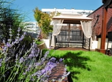 ZACISZNA ALTANKA I SOCZYSTY TRAWNIK to znak firmowy tego tarasu. W altance świetnie się wypoczywa, siedząc na ławce-huśtawce, w cieniu zasłon i rolet. ZACISZNA ALTANKA I SOCZYSTY TRAWNIK to znak firmowy tego tarasu. W altance świetnie się wypoczywa, siedząc na ławce-huśtawce, w cieniu zasłon i rolet.