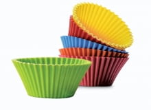 Silikon przebojem zdobywa nasze kuchnie. Naczynia i akcesoria z tego tworzywa, nie dość, że są lekkie, trwałe i wygodne w użyciu, to w dodatku cieszą wzrok wyrazistymi kolorami. <BR />Silikon to bezwonne tworzywo wytwarzane z naturalnego krzemu, który występuje w piasku, kwarcu i skałach. Naczynia i akcesoria mające bezpośredni kontakt z żywnością powinny być wykonane z silikonu platinum. Ma on wiele zalet: nie wchodzi w reakcje z jedzeniem, nie zmienia jego smaku ani nie przyjmuje zapachu. Nie tłucze się, jest więc jest bezpieczny, a elastyczna forma ułatwia przechowywanie. Dzięki odporności na skrajne temperatury (od -60°C do +230°C) sprawdza się w piekarniku, zamrażarce i kuchence mikrofalowej. Doskonale przewodzi ciepło, co zapewnia równomierne pieczenie i pozwala oszczędzać energię. Nie przywierają do niego potrawy, łatwo się myje, także w zmywarce. Jest wyjątkowo trwały - forma wykorzystana nawet 3000 razy nie nosi śladów zużycia. <BR />AKCESORIA. Bake N'Joy, foremki na muffiny, cena 43,90 zł/6 szt., sprzedaż: www.fide.pl Silikon przebojem zdobywa nasze kuchnie. Naczynia i akcesoria z tego tworzywa, nie dość, że są lekkie, trwałe i wygodne w użyciu, to w dodatku cieszą wzrok wyrazistymi kolorami. <BR />Silikon to bezwonne tworzywo wytwarzane z naturalnego krzemu, który występuje w piasku, kwarcu i skałach. Naczynia i akcesoria mające bezpośredni kontakt z żywnością powinny być wykonane z silikonu platinum. Ma on wiele zalet: nie wchodzi w reakcje z jedzeniem, nie zmienia jego smaku ani nie przyjmuje zapachu. Nie tłucze się, jest więc jest bezpieczny, a elastyczna forma ułatwia przechowywanie. Dzięki odporności na skrajne temperatury (od -60°C do +230°C) sprawdza się w piekarniku, zamrażarce i kuchence mikrofalowej. Doskonale przewodzi ciepło, co zapewnia równomierne pieczenie i pozwala oszczędzać energię. Nie przywierają do niego potrawy, łatwo się myje, także w zmywarce. Jest wyjątkowo trwały - forma wykorzystana nawet 3000 razy nie nosi śladów zużycia. <BR />AKCESORIA. Bake N'Joy, foremki na muffiny, cena 43,90 zł/6 szt., sprzedaż: www.fide.pl