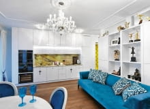 <B>Małgorzata, zauroczona urodą francuskich starych domów, chciała przywołać w swym mieszkaniu ich elegancki styl. Choć dopiero co zbudowany blok to nie wiekowa kamienica, pachnącym nowością wnętrzom udało się dodać nieco patyny i wyrazistego charakteru.</B> <BR />Meblościanka i zabudowa kuchenna są neutralnym tłem pozostałych mebli i ozdobnych dodatków, które w efekcie stają się bardziej widoczne i decydują o?eleganckim charakterze wnętrza. Ważną ozdobą są tu lampy - kryształowy żyrandol oraz dopasowane do niego stylem plafoniery i kinkiety. nowoczesny salon z aneksem kuchennym