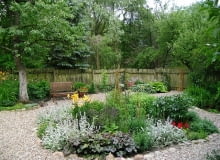 W wilgotnym, lekko zacienionym miejscu rosną funkie, tawułki i języczki. Z ceramicznej beczki pod nieczynną pompą 'wypływają' smagliczki W wilgotnym, lekko zacienionym miejscu rosną funkie, tawułki i języczki. Z ceramicznej beczki pod nieczynną pompą 'wypływają' smagliczki