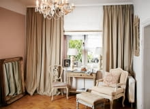 <B>Gdyby te suto drapowane zasłony uszyto z tafty albo żakardu, pokój urządzony ludwikami nabrałby pałacowego charakteru. Tutaj jednak użyto zgrzebnego lnu. Aranżacja jest szykowna, ale bezpretensjonalna. Iście francuska.</B> <BR />Pięknie upięte zasłony z lnianego płótna o nieco zgrzebnym wyglądzie oraz meble o formach inspirowanych stylem Ludwika XV i XVI, wyglądające jakby służyły już kilku pokoleniom, to wyrafinowane połączenie. Daje ono zaskakująco harmonijny efekt. 07.08.2014 WARSZAWA SESJA WNETRZE , NA ZDJECIU SALON STYLIZACJA -------------- DLA CZASOPISMA CZTERY KATY FOT. ARKADIUSZ SCICHOCKI / AGENCJA GAZETA