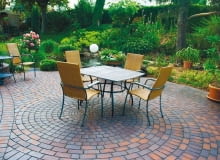 Bruk klinkierowy jest trwały i odporny na blaknięcie, taki sam w całym przekroju. taras z bruku, taras z klinkieru, taras ziemny, wykończenie tarasu, bruk klinkierowy