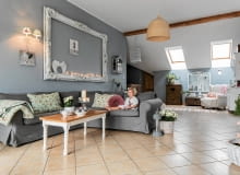 Państwo Monika i Adam zaprosili nas do swojego mieszkania na piętrze rodzinnego domu. Przestronne wnętrze urządzone stylowymi meblami i udekorowane romantycznymi drobiazgami wygląda w świątecznej aranżacji jeszcze piękniej niż na co dzień. <BR /> MIESZKANIE. Wielka rama na ścianie, chociaż bez obrazu, wygląda bardzo dekoracyjnie; świąteczne lampki tylko dodają jej wdzięku. Kiedyś była bordowa i stała na sklepowej wystawie. Mama pani Moniki dojrzała w niej aranżacyjny potencjał i kupiła dla córki. Ciekawą historię ma też stolik kawowy - zanim gospodyni go uratowała, stał w komórce, gdzie służył jako półka na puszki z farbami. Po obcięciu nóg i odnowieniu idealnie pasuje do współczesnej kanapy z IKEA. Państwo Monika i Adam zaprosili nas do swojego mieszkania na piętrze rodzinnego domu. Przestronne wnętrze urządzone stylowymi meblami i udekorowane romantycznymi drobiazgami wygląda w świątecznej aranżacji jeszcze piękniej niż na co dzień. <BR /> MIESZKANIE. Wielka rama na ścianie, chociaż bez obrazu, wygląda bardzo dekoracyjnie; świąteczne lampki tylko dodają jej wdzięku. Kiedyś była bordowa i stała na sklepowej wystawie. Mama pani Moniki dojrzała w niej aranżacyjny potencjał i kupiła dla córki. Ciekawą historię ma też stolik kawowy - zanim gospodyni go uratowała, stał w komórce, gdzie służył jako półka na puszki z farbami. Po obcięciu nóg i odnowieniu idealnie pasuje do współczesnej kanapy z IKEA.