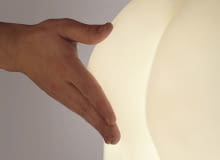 Lampa Slap - proj. Joseph Begley Joseph Begley, klaps, oryginalna lampa, lampa, lampa w kształcie pośladków