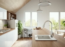 Aranżacja otwartej kuchni. Zlewozmywak jednokomorowy biały KIZZ, Bateria zlewozmywakowa stojąca z wysuwaną wylewką Genova VerdeLine