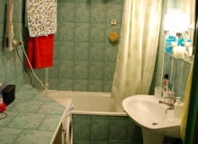 PRZED ZMIANĄ. Wystrój tej około trzymetrowej łazienki pamiętał czasy PRL-u. Kafelki w ponurym kolorze (tylko takie udało się wtedy kupić), zniszczone szafki z drzwiczkami, które się nie domykały. Do tego ciasno i niewygodnie. Krótko mówiąc, łazienka aż się prosiła o generalny remont.