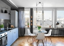 NEUTRALNE SZAFKI (z IKEA, uchwyty zamieniono na gałki z H&M Home) nabrały charakteru po wykończeniu ściany czarną mozaiką (Leroy Merlin). Wyżej - miedziany zegar DIY marki Ilva (cyfry i wskazówki przykleja się do ściany). Kuchnię oświetla kinkiet z ruchomym ramieniem (dobrelampy.pl).