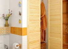 Materiały i narzędzia: drzwi, kantówki, ćwierćwałki, magnesy, kołki rozporowe, wkręty do drewna, zawiasy, lakier lub olej do drewna, wiertarka, piła do drewna, dłuto, skrzynka uciosowa, poziomnica, miarka, ołówek, płaski pędzel 17.06.2007 WARSZAWA LAZIENKA WNETRZA SCHOWEK