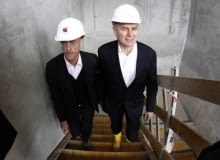 Przy brzegach Łaby wyrasta nowe miasto. W Hafencity powstają nowoczesne biurowce oraz apartamentowce, a także najnowszy budynek zaprojektowany przez szwajcarski duet architektoniczny Herzog & De Meuron. Nowa filharmonia wyrasta nad ceglanym magazynem. Budynek z pewnością stanie się nową ikoną miasta. Zobacz zdjęcia z wizyty architektów na placu budowy. Na zdjęciu Jacques Herzog i Pierre de Meuron wizytują budowę Filharmonii Elb Filharmonia w Hamburgu (Hafencity) projekt Herzog de Meuron