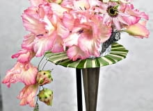 Królewskie berło - różowe mieczyki i kwiaty męczennicy, nanizane na srebrne druty pojedyncze owoce hibiskusa 14.10.2010 WARSZAWA , BUKIETY PRACOWNIA FLORYSTYCZNA ULICA PRZYBYSZEWSKIEGO . FOT. ALINA GAJDAMOWICZ / AGENCJA GAZETA