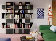 Czarny regał z drzwiami i szufladami