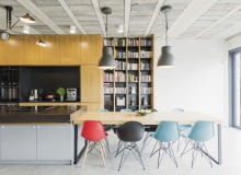 Designerskie krzesła wprowadzają nieco żywsze kolory do stonowanego wnętrza. dom, beton, aranżacja wnętrza