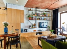 Nad salonem króluje sufit w różowym odcieniu. W zdecydowanej większości aranżacji wnętrz pozostaje on neutralny – biały. Tutaj, potraktowany jako trzecia po ścianach i podłodze powierzchnia, jest zasadniczym elementem kompozycji przestrzeni. Betonowy sufit w salonie