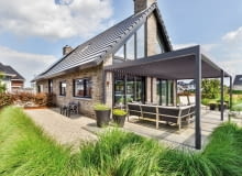 Pergola w niewielkim, miejskim ogródku? Postaw na MB-OPENSKY 120 od Aluprof