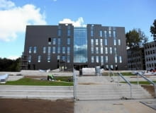 Biblioteka uniwersytecka w Zielonej Górze - przed wejściem ma powstać dziedziniec z zielenią i ławkami Biblioteka uniwersytecka w Zielonej Górze