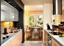 <B>Drewniany parkiet w naturalnym kolorze a może kolorowa wykładzina dywanowa albo nowoczesna żywica epoksydowa? Każdy z tych materiałów ma zalety i wady. Warto je poznać, nim zdecydujemy się na wybór podłogi.</B> <BR /><B>Parkiet przemysłowy.</B> Jego zaletą jest duża grubość zapewniająca wieloletnią trwałość oraz to, że jest on tani i szybki w układaniu. Wykonuje się go z wąskich deszczułek połączonych w płyty za pomocą taśmy samoprzylepnej, którą zrywa się po pzryklejeniu do podłoża. Po ułożeniu tworzy niepowtarzalny wzór; jednak na dużych powierzchniach mogą być widoczne miejsca łączenia poszczególnych płyt. UWAGA ! PONOWNA PUBLIKACJA WYLACZNIE ZA ZGODA WLASCICIELI WARSZAWA , DOM , WNETRZA - KUCHNIA STYLIZACJA EVA MILCZAREK FOT. RADOSLAW WOJNAR PUBLIKACJA CZTERY KATY NR 4 (222) - 4 2010 SLOWA KLUCZOWE: ARCHITEKTURA WNETRZE KUCHNIA ZDJĘCIE DO WKŁADKI: PUBLIKACJA CZTERY KATY NR 4 (222) - CZASOPISMA