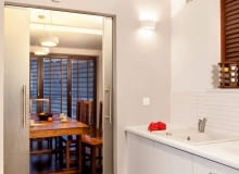 W kuchni i łazience kratka wentylacyjna jest po prostu niezbędna. Niestety, często się tak brudzi, że trudno ją domyć. Wtedy lepiej ją wymienić. Pokazujemy, jak to zrobić. WNETRZA - KUCHNIA , ROZSUWANE DRZWI Z MATOWEGO SZKLA , OSWIETLENIE - KINKIETY PROJEKT WNETRZA ZUZANNA I KAMIL KRASUSCY / TANDEM DESIGN STYLIZACJA I FOT. MONIKA FILIPIUK - OBALEK PUBLIKACJA CZTERY KATY NR 1 (268) - 1 2014 SLOWA KLUCZOWE: WNETRZE KUCHNIA OSWIETLENIE ZDJĘCIE DO WKŁADKI: PUBLIKACJA CZTERY KATY NR 1 (268) - CZASOPISMA