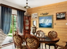 DEKORACJE OKIEN. Jeśli podszewka ma zostać wyeksponowana, jej wybór to bardzo istotna sprawa. Pasy są zawsze eleganckie, wprowadzają ład i spokój. Monotonię szarawego błękitu przełamuje paseczek w kolorze bordo.