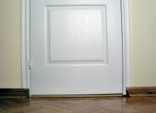 Drzwi do łazienki z piecykiem kąpielowym. Nie mają ani kratki, ani otworów, ani podcięcia, a więc wentylacja w tym domu nie może dobrze działać. 13.11.2003 MIEDZESZYN WENTYLACJA W DOMU KUCHNIA LAZIENKA POKOJ Z KOMINKIEM KRATKI WENTYLACYJNE KOMINEK PIEC