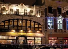 Esplanada to jedna z najpiękniejszych kamienic w Łodzi. W gmachu, który został wybudowany na początku XX wieku na przemian królowały handel i gastronomia. Ślad po handlowej historii miejsca zachował się na elewacji kamienicy, wieńczy ją godło kupców, czyli kaduceusz - atrybut Hermesa, boga handlu.