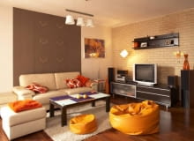 POKÓJ DZIENNY. Mimo że pokój jest oszczędnie umeblowany i dość skromnie ozdobiony, wygląda bardzo atrakcyjnie. To głównie zasługa efektownie wykończonych ścian. POKOJ DZIENNY WNETRZA MEBLE