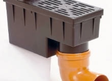 Do wpustów podwórzowych umieszczonych w ziemi podłącza się od góry rurę spustową, a od dołu rurę odprowadzającą wodę wpust podwórzowy,deszczówka,odprowadzanie wody deszczowej