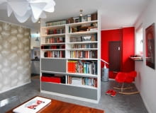 W trzydziestometrowym mieszkaniu Anka i Sebastian wykorzystali każdy centymetr. W ich pokoju dziennym nie ma ani sofy, ani foteli. Jest za to wielofunkcyjny regał oraz duży, wygodny stół z krzesłami. <BR /> MIESZKANIE. Część dzienną pokoju od aneksu sypialnego oddziela regał. Mebel ten wykonano na zamówienie z laminowanej płyty wiórowej. Oprócz otwartych półek są w nim także pojemne głębokie szuflady.