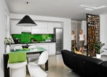 <B>Pani Agata, stomatolog, jest przyzwyczajona do chłodnych, sterylnych, łatwych do sprzątania wnętrz. I takie miało też być jej pierwsze mieszkanie. Żeby jednak nie wyglądało zbyt surowo i nie kojarzyło się z gabinetem, ożywiono je wyrazistymi motywami graficznymi i akcentami mocnych barw.</B> <BR />Sterylnie, ale nie surowo. Pani domu mało gotuje, aneks kuchenny jest więc niewielki. Zabudowa została zrobiona na&#8200;wymiar z laminowanej płyty. Ożywczym elementem wystroju jest ściana nad blatem przykryta zielonym lakierowanym szkłem. Na podłodze -&#8200;duże błyszczące płytki ułożone bez fug. Taką&#8200;łatwą w pielęgnacji 'lustrzaną' &#8200;podłogę położono w&#8200;całym mieszkaniu. Umowną granicą między kuchnią a&#8200;pokojem jest stół, nad&#8200;którym wisi lampa Cone Light projektu Toma Dixona.