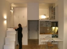 Biuro przerobione w mieszkanie - w schodach "ukryto" szafę. małe mieszkanie, kawalerka, jak urządzić kawalerkę, jak urządzić małe mieszkanie, 5