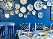 Z DAWNYCH LAT. Najcenniejsza historyczna porcelana (Miśnia, Royal Copenhagen, Furstenberg) była malowana na kobaltowo. Modern blue dining room table chairs check pattern cloth ceramic wall plates interiors rooms cool colours display collections