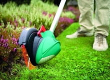 Podkaszarka nadaje się też do wyrównywania brzegów trawnika