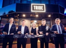 Od lewej: Dominik Sołtysik, COO Eastern Europe Essendi Gilles Clavie, CEO Essendi_Pauline Oster, Vice President & Head of TRIBE Hotels Europe & North Africa_Tomasz Schweda, Multi Site General Manager, TRIBE Krakow Old Town & Mercure Krakow Old Town _Aiden McAuley, COO Managed Hotels Europe & North Africa  Premium, Midscale & Economy, Accor