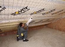 Szczelne osłanianie wełny mineralnej folią paroizolacyjną