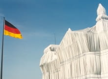 Opakowany Reichstag w 1995 roku. Projekt Christo i Jeanne-Claude.