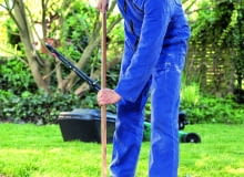 Szeroką szczotką najsprawniej zmieciemy śmieci i wyrwane chwasty. Szeroką szczotką najsprawniej zmieciemy śmieci i wyrwane chwasty.