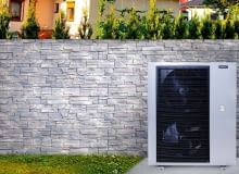 W pompie powietrznej typu split jednostkę zewnętrzną montuje się w ogrodzie lub przy ścianie zewnętrznej domu