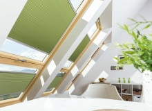 Zaletą plis jest możliwość podciągania ich od góry i od dołu, ale możemy też przesunąć osłonę na środek okna i tak pozostawić Zaletą plis jest możliwość podciągania ich od góry i od dołu, ale możemy też przesunąć osłonę na środek okna i tak pozostawić